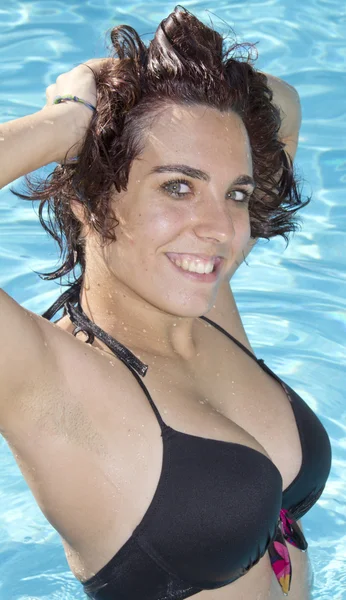Attraktive Frau im Badeanzug am Pool — Stockfoto