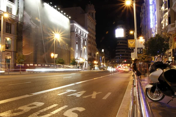 Rue célèbre et typique de Gran Via à Madrid la nuit — Photo