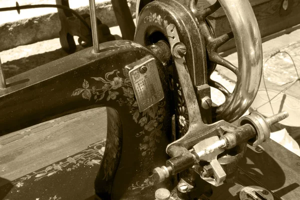 Détail d'une ancienne machine à coudre manuelle en sépia — Photo