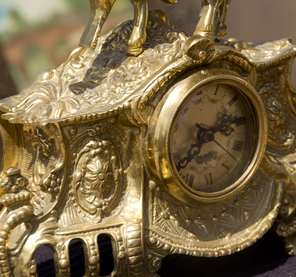 Frente de um relógio de ouro velho — Fotografia de Stock