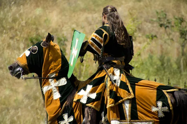 Średniowieczny rycerz na galopujący koń — Zdjęcie stockowe