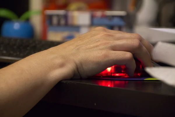 Ręka trzymająca myszy komputerowej — Zdjęcie stockowe