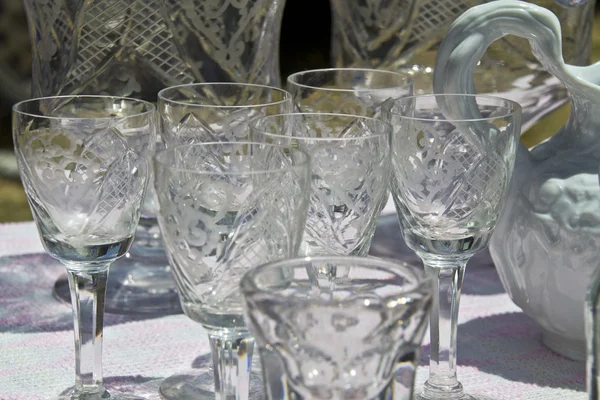 Bicchieri di vetro e porcellana molto vecchi — Foto Stock