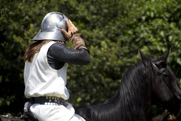 Средневековый рыцарь на коне скачет — стоковое фото