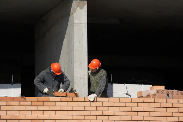 Construção de assentamentos e construtores — Fotografia de Stock