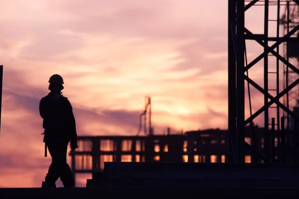 Byggmästare vid solnedgången — Stockfoto
