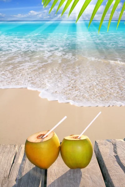 加勒比天堂海滩椰子鸡尾酒 — 图库照片