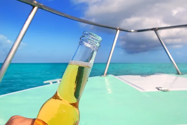 Bière sur bateau caribéen pont avant mer turquoise — Photo