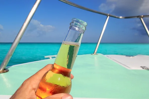 Bière à portée de main Caraïbes en bateau proue mer turquoise — Photo