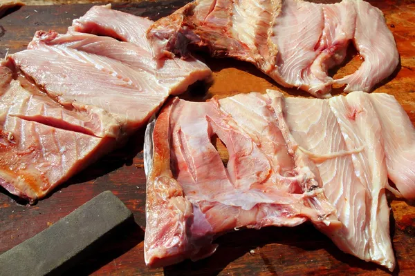 Filete de pescado Amberjack en mesa de madera —  Fotos de Stock