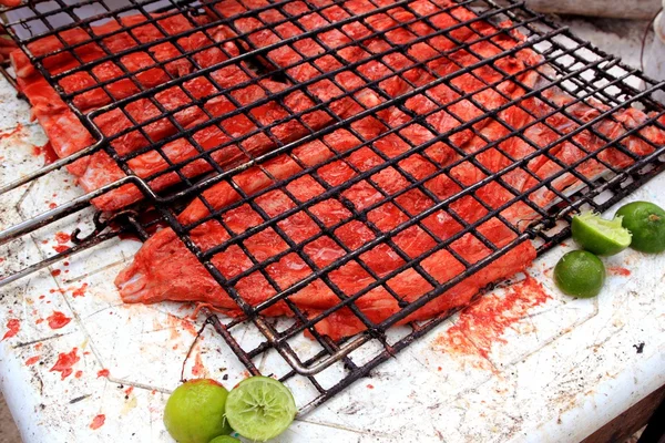 Filé de peixe grelhado vermelho achiote molho tikinchik maia — Fotografia de Stock