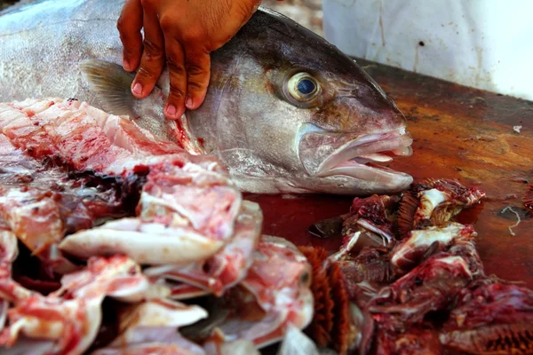 Pescivendolo preparare filetto di pesce ricciola — Foto Stock