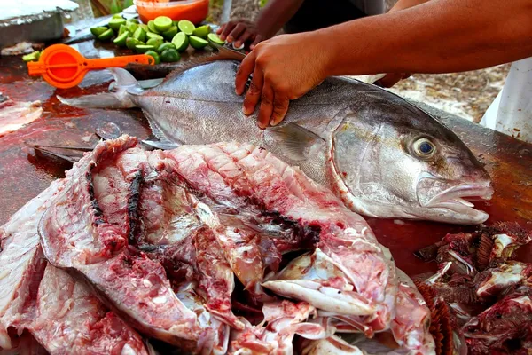 Fiskhandlare förbereder Seriola fiskfilé — Stockfoto