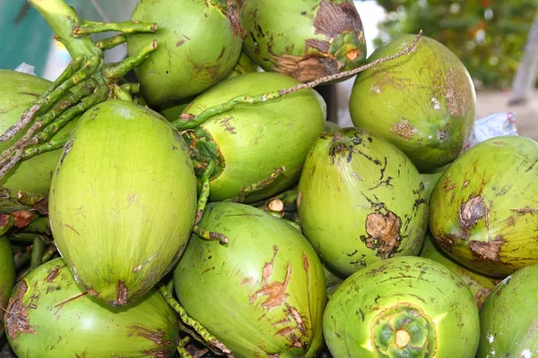 Kokosnötter frukter staplas för att göra saft vatten — Stockfoto