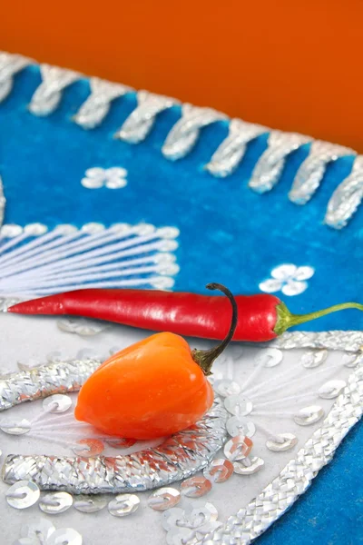 Mexikanska hoade Chilipeppar i hatt habanero och rött — Stockfoto