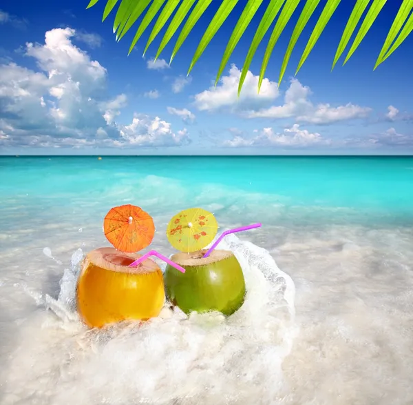 Kokosový džus koktejly v tropické pláži stříkající vodě — Stock fotografie
