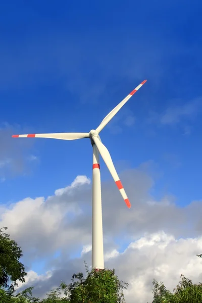 Energía verde eléctrica con aerogenerador molino de viento — Foto de Stock