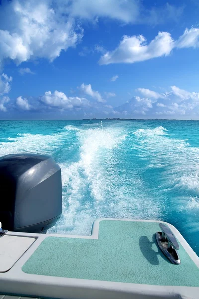 Σκάφος εξωλέμβια πρύμνη με το στήριγμα πλύνετε Καραϊβικής αφρού — Φωτογραφία Αρχείου