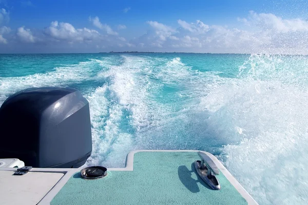 Barca fuoribordo poppa con prop wash schiuma caraibica — Foto Stock