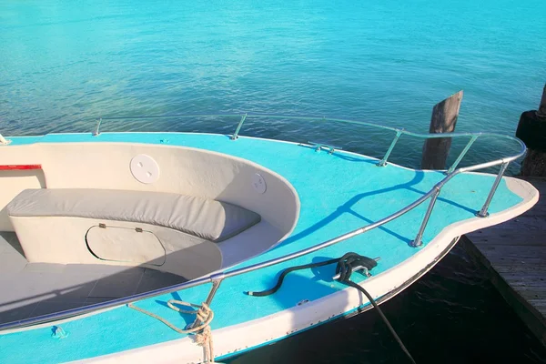 カリブ海のターコイズ ブルーの海に緑のボート弓 — ストック写真