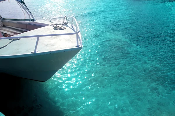 Boot grüne Schleife in türkisfarbenem karibischem Meer — Stockfoto