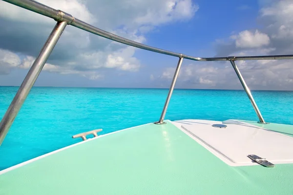 Boot grüne Schleife in türkisfarbenem karibischem Meer — Stockfoto