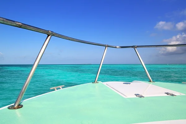 Caribe gren barco arco turquesa mar céu azul — Fotografia de Stock