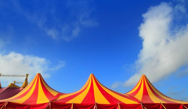 Circus tent rood oranje en gele gestripte patroon — Stockfoto