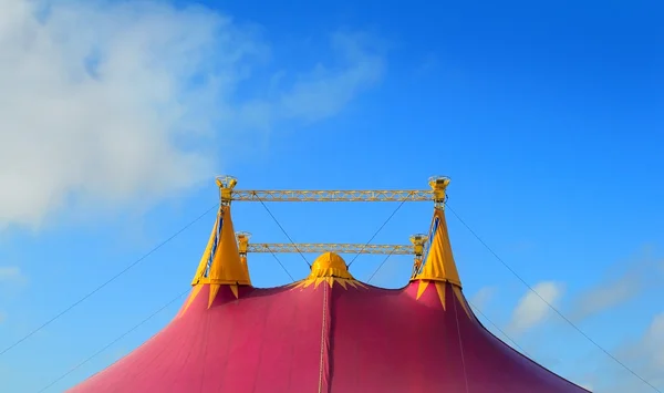 Tenda de circo vermelho laranja e rosa quatro torres — Fotografia de Stock