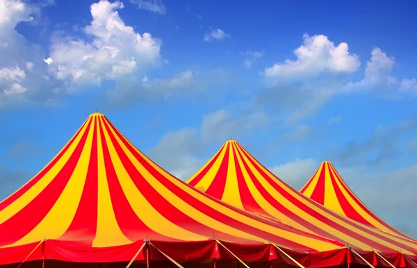 Circus tent rood oranje en gele gestripte patroon — Stockfoto