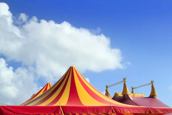 Цирковая палатка красный оранжевый и желтый полосатый узор — стоковое фото