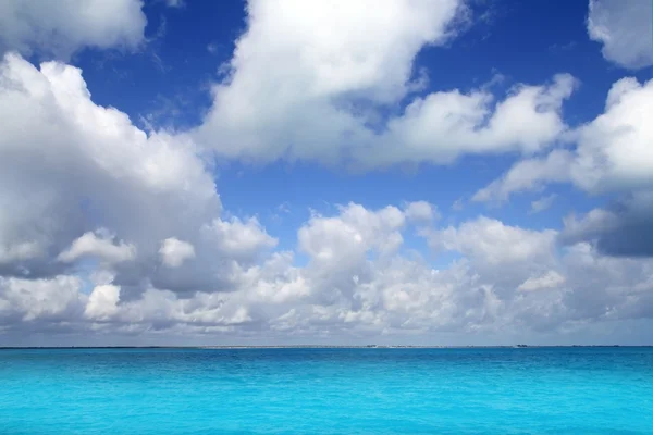 Καραϊβική Θάλασσα ορίζοντα την ημέρα διακοπές μπλε ουρανό — Φωτογραφία Αρχείου