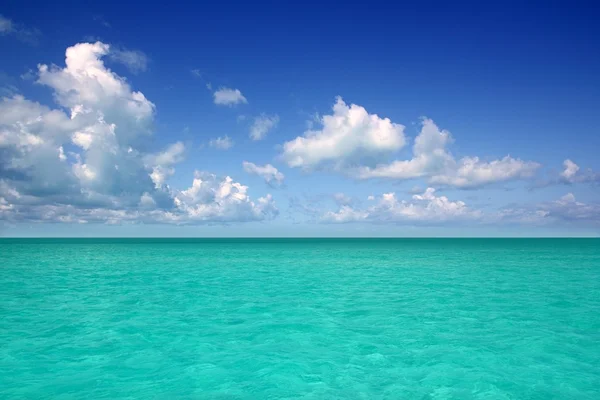Mar do Caribe horizonte no céu azul feriado dia — Fotografia de Stock