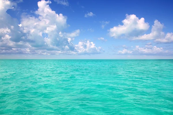 Horizonte del mar Caribe en el día de vacaciones cielo azul —  Fotos de Stock