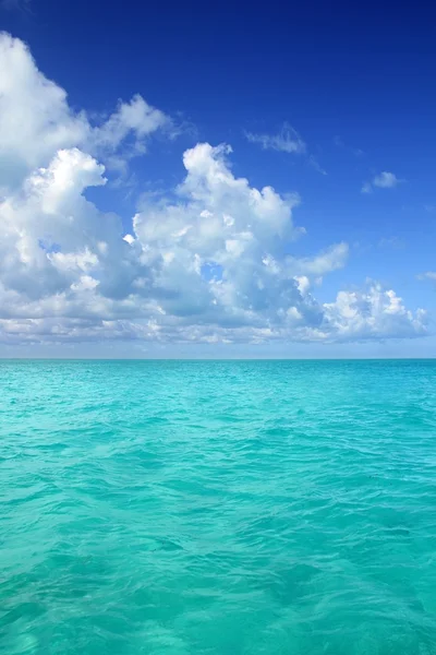 Karibské moře horizont na modré obloze den volna — Stock fotografie