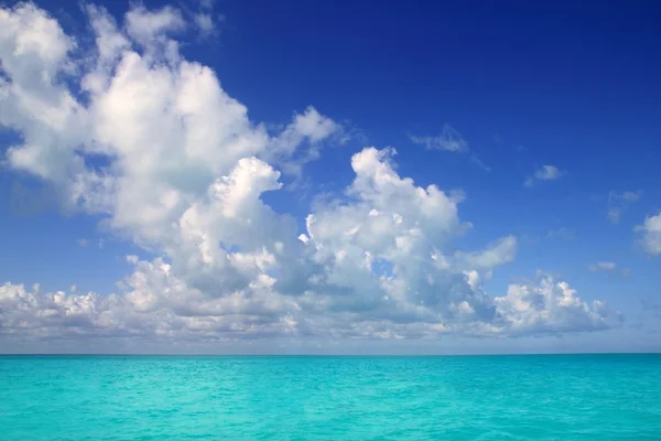 Карибский морской горизонт в день отдыха на голубом небе — стоковое фото