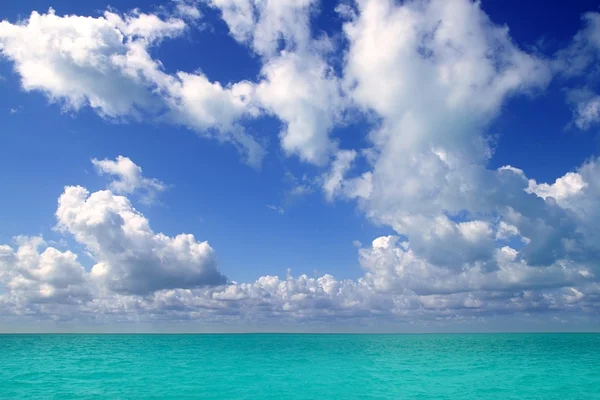 Caribbean sea horizon on blue sky vacation day — Stock Photo, Image