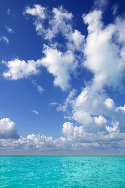 Horyzont Morze Karaibskie na błękitne niebo dzień wakacji — Zdjęcie stockowe