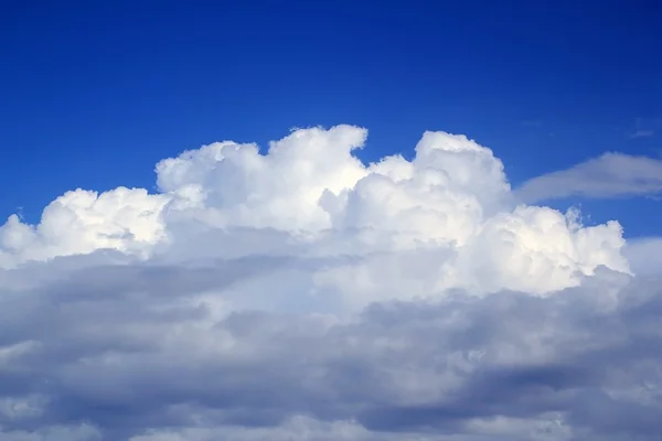 Cumulus nuages ciel sous le ciel bleu — Photo