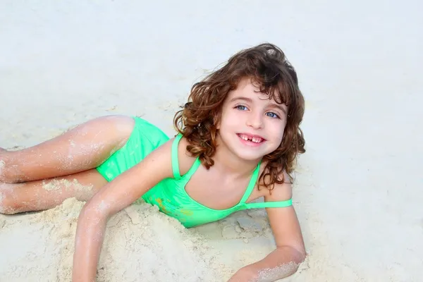 Praia menina arenosa sorrindo crianças maiô — Fotografia de Stock
