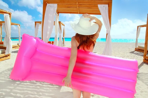 カリブ海の熱帯のビーチで浮動ラウンジ ピンクの女の子 — ストック写真