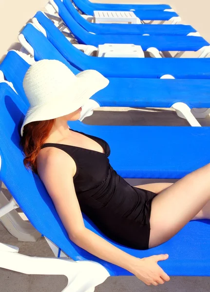 Metà età turistica donna sole abbronzatura blu amaca fila — Foto Stock