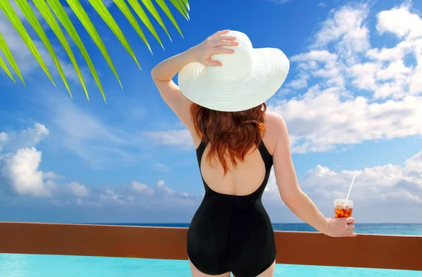 帽子后视女人鸡尾酒热带海滩 — 图库照片