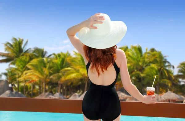 帽子リアビュー女性カクテル熱帯ビーチ — ストック写真