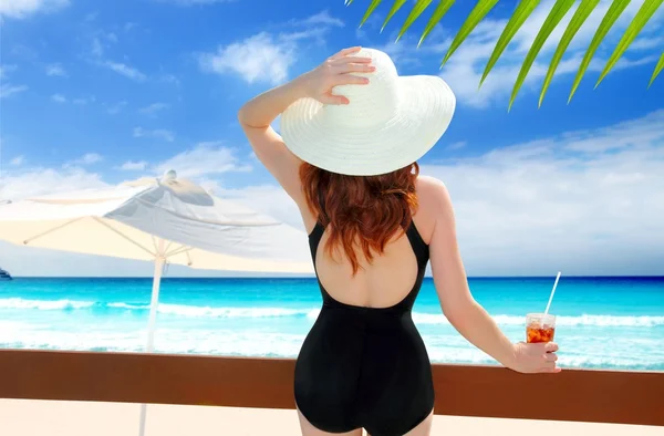 Beach hat rear view woman cocktail tropical beach — Stock Photo, Image