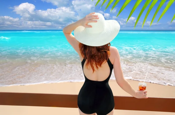 Chapeau de plage vue arrière femme cocktail plage tropicale — Photo