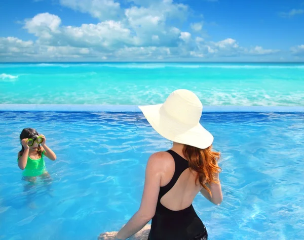 Blu piscina caraibico vista madre figlia — Foto Stock