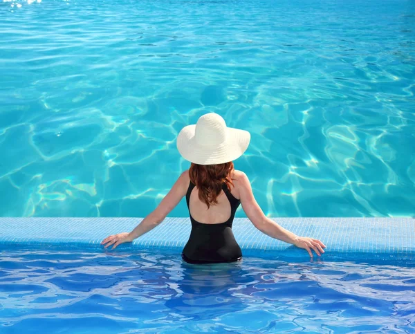Caribe vista mar de piscina azul mulher traseira — Fotografia de Stock