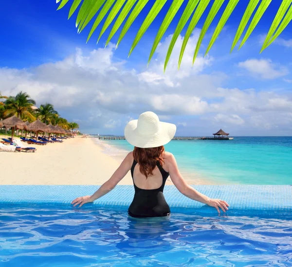 Caraibi vista mare da piscina blu posteriore donna — Foto Stock