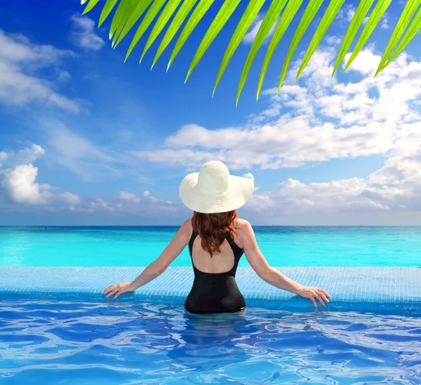 Caribe vista mar desde azul piscina trasera mujer — Foto de Stock